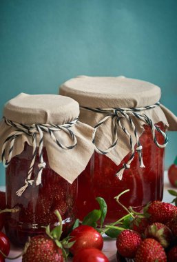 Kavanozlarda doğal çilek reçeli.