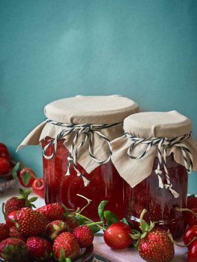 Kavanozlarda doğal çilek reçeli.