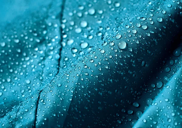 Kapky Dešťové Vody Modrou Vláknitou Vodotěsnou Látku Modré Pozadí — Stock fotografie