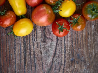 Ahşap zemin üzerinde taze olgun domatesler..