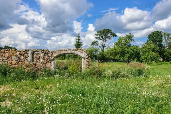 古い石造りの村の家の崩壊した壁の断片と風景. — ストック写真