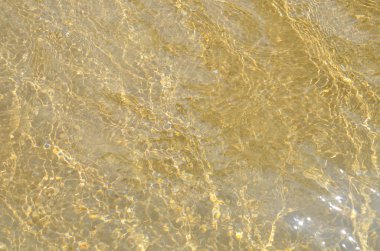 Şeffaf su yoluyla altın kum