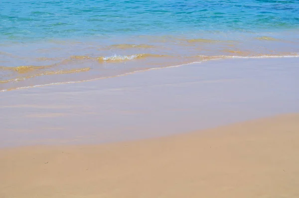 Helles Meer und Sandstrand — Stockfoto