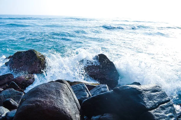 Golven breken op de rotsachtige kust — Stockfoto