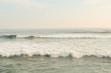 Plajda tropik gün batımı