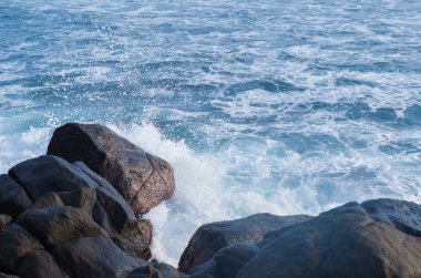 Kayalar karşı dalgalar gürültüyle çarpmak