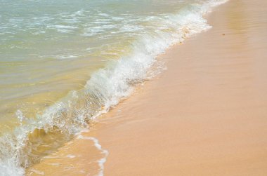 Pembe kum üzerinde dalga okyanus