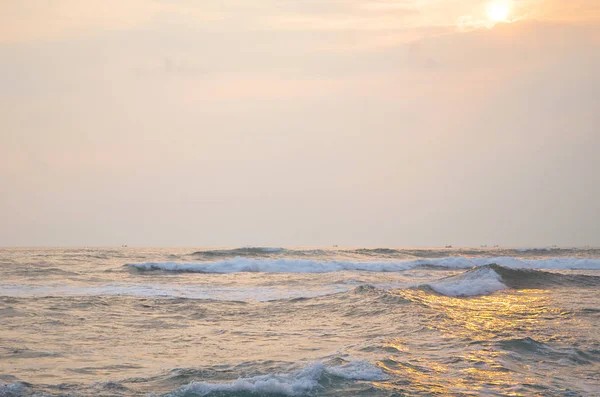 Бежевый закат над океаном — стоковое фото