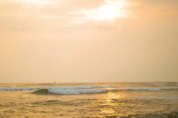 Огненный закат на пляже Шри-Ланки — стоковое фото