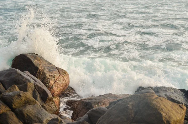 Schoot van de golven tegen de rotsen — Stockfoto