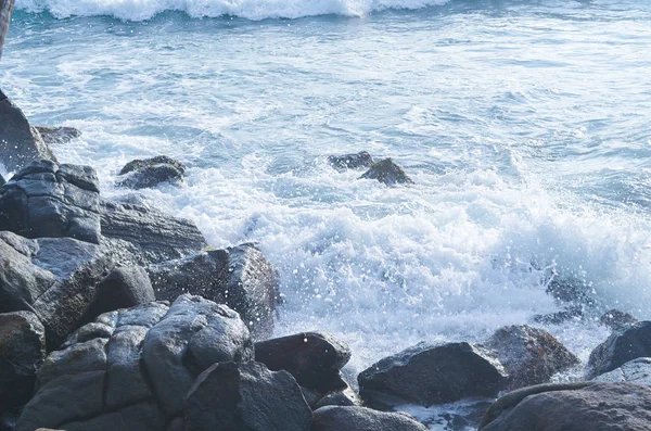 Krachtige golven op een rotsachtige strand — Stockfoto