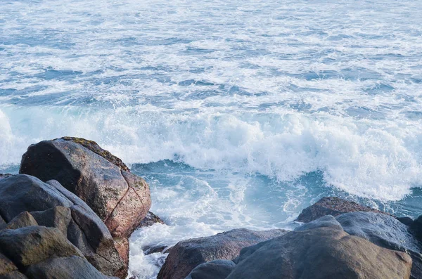 Golven klotste tegen de rotsachtige kust. — Stockfoto