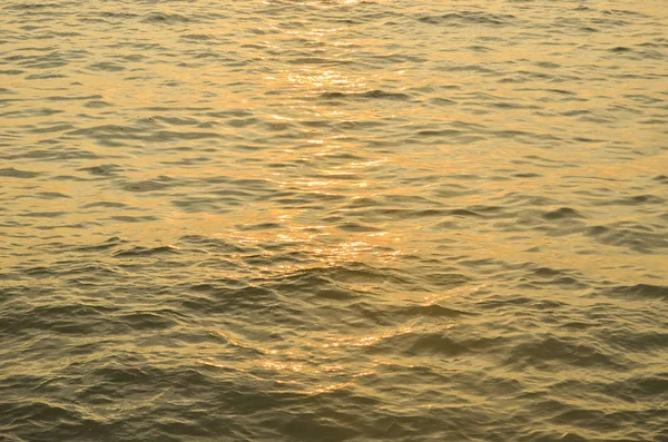 Goldene Sonnenlinie auf dem Wasser — Stockfoto