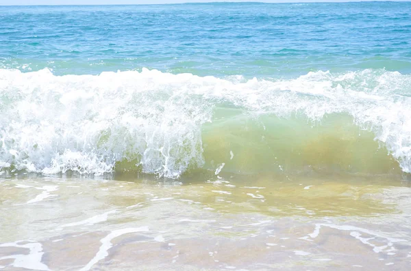 Bright wave rolling ashore — Stock Photo, Image