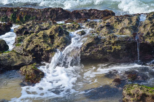 Stenen en ocean wave — Stockfoto