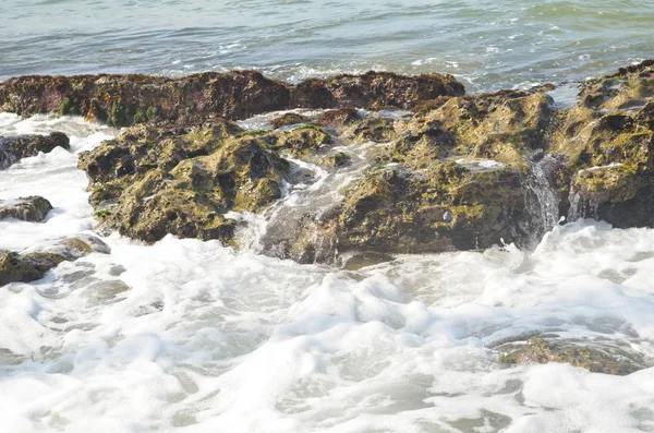 Golven breken op de rotsachtige kust — Stockfoto