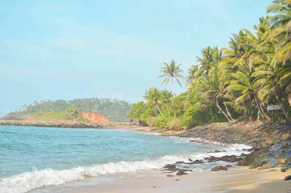 Côte Sri Lankaise lumineuse de l'océan — Photo