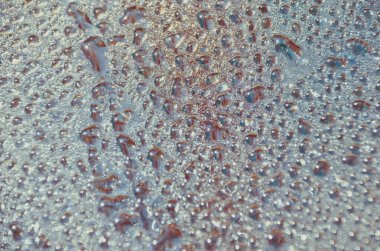 Su camı parlak renkli damla