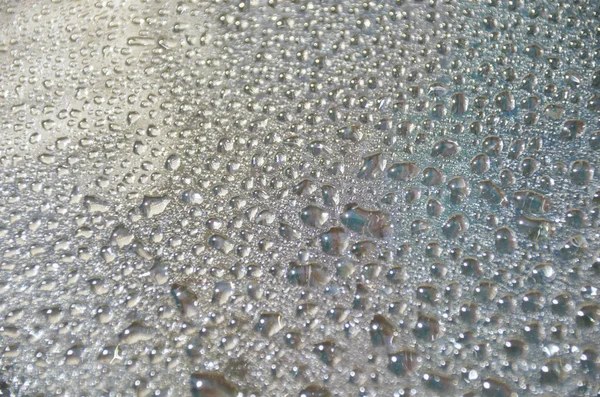 Jasne wielobarwne krople wody na szklance rano — Zdjęcie stockowe