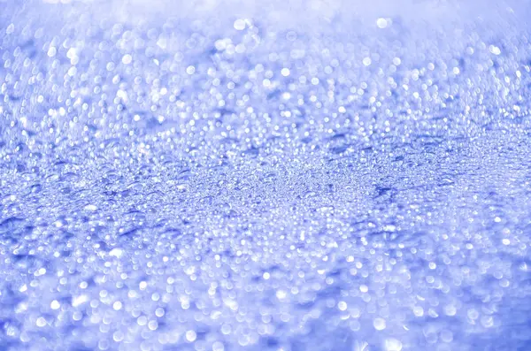 Jasne niebieskie krople wody na szkle — Zdjęcie stockowe