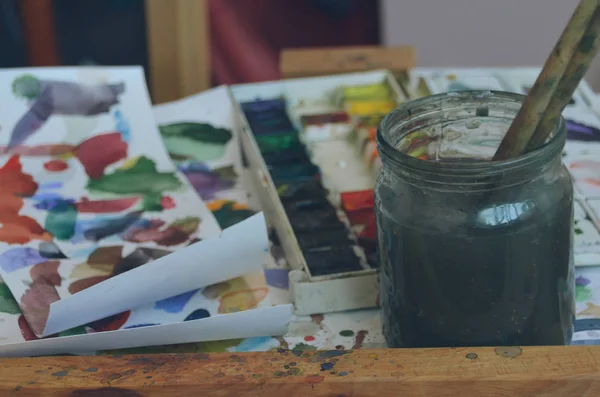 Konstnärliga Penslar Akvarell Färger Och Glas Med Vatten Trä Staffli — Stockfoto