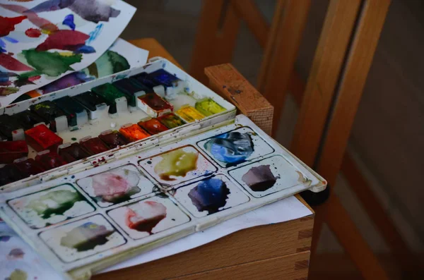 Lumineux ensemble de peintures à l'aquarelle sur tablette en bois dans le studio d'artiste — Photo