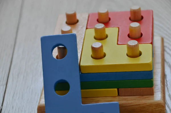 Luminosi Materiali Montessori Vicino Coloratissimo Costruttore Bambini Sfondo Legno — Foto Stock