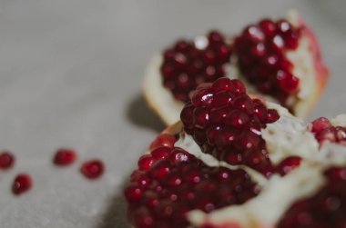 Taze olgun nar. Gri arka planda yakın plan.