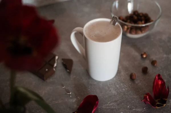 Biały Kubek Latte Mleczną Czekoladą Orzechami Czerwonymi Tulipanami Piękne Śniadanie — Zdjęcie stockowe
