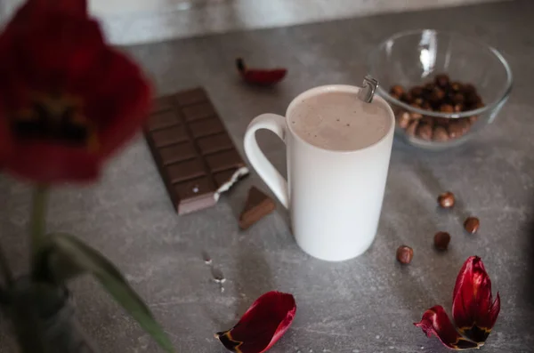 Красивый Вкусный Завтрак Белая Чашка Кофе Шоколадом Орехами Красными Тюльпанами — стоковое фото