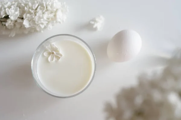 Strahlend Weißes Flatlay Glas Mit Milch Und Weißem Flieder Frühling — Stockfoto