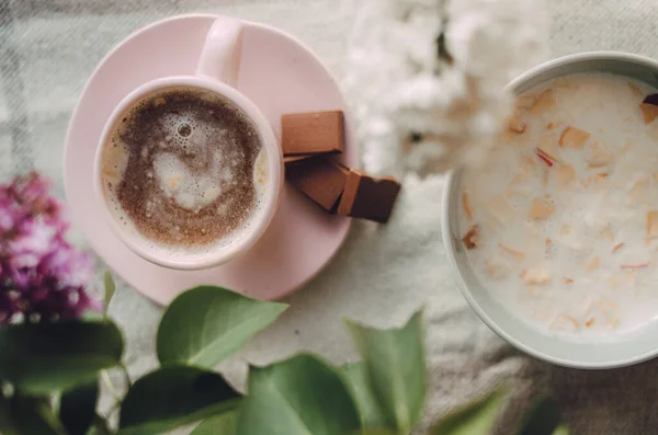 Smaczne Śniadanie Granoli Mleku Czekoladzie Pysznej Kawie Liliowymi Kwiatami Przyjemny — Zdjęcie stockowe