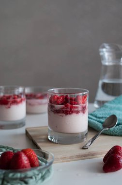 Mutfaktaki taze çilekli lezzetli panna cotta.