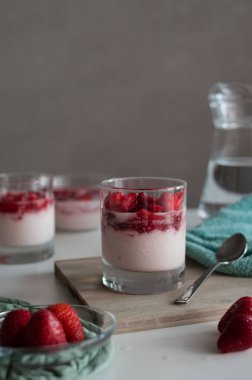 Mutfakta taze çilekli nefis italyan deeserti. Tatlı kırmızı dutlu lezzetli panna cotta
