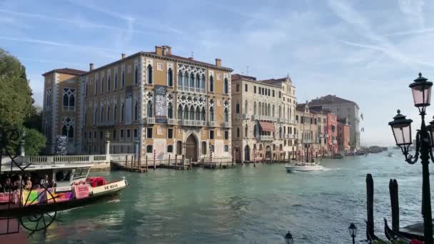 Veneza Venezia Navios Barcos Que Navegam Através Canal Com Turistas — Vídeo de Stock