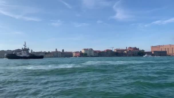 Venedig Venezia Fartyg Och Båtar Som Seglar Genom Kanalen Med — Stockvideo