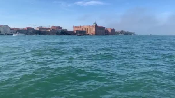 Венеция Венеция Корабли Лодки Плывущие Через Манш Туристами Италия Октября — стоковое видео