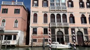 Venedik (Venezia) 20 Ekim 2019 'da İtalya kıyılarında nesnelerin yakınında yelkenli sürüyor.