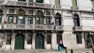 Venedik (Venezia) 20 Ekim 2019 'da İtalya kıyılarında nesnelerin yakınında yelkenli sürüyor.