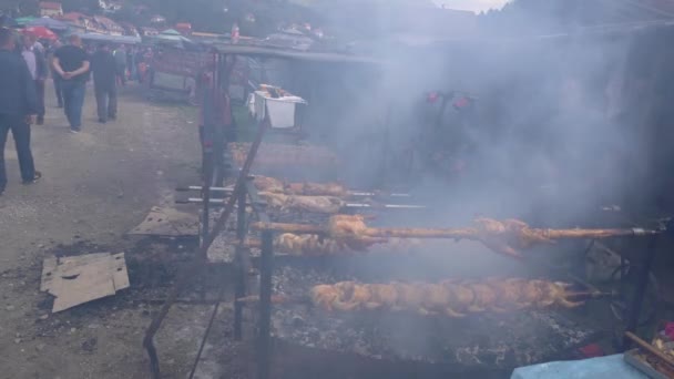 Torréfaction Des Poulets Sur Broche Célébration Bovins Foire Turbe Bih — Video