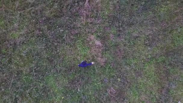 Hombre Pasa Por Campo Hierba Dispara Desde Dron — Vídeo de stock