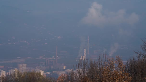 工業工場の汚染 大気中のパイプからの大規模な煙 近くの都市 汚れた空気 視界不良 ムッと — ストック動画