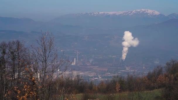 工業工場の汚染 大気中のパイプからの大規模な煙 近くの都市 汚れた空気 視界不良 ムッと — ストック動画
