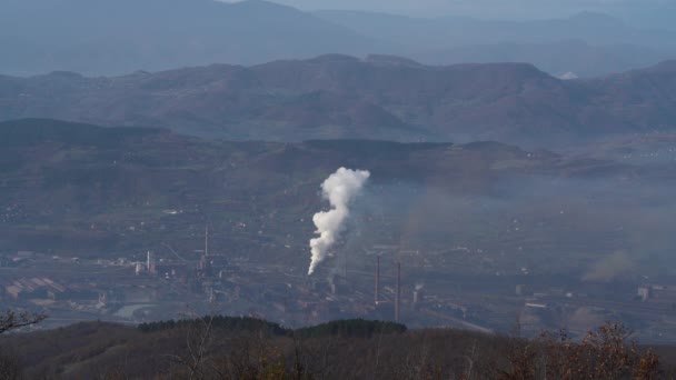 Zanieczyszczenia Przemysłowe Duży Dym Rur Atmosferze Pobliżu Miasta Nieczyste Powietrze — Wideo stockowe