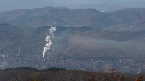 Βιομηχανική Ρύπανση Εργοστασίων Μεγάλος Καπνός Από Σωλήνες Στην Ατμόσφαιρα Κοντά — Αρχείο Βίντεο