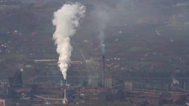Βιομηχανική Ρύπανση Εργοστασίων Μεγάλος Καπνός Από Σωλήνες Στην Ατμόσφαιρα Κοντά — Αρχείο Βίντεο