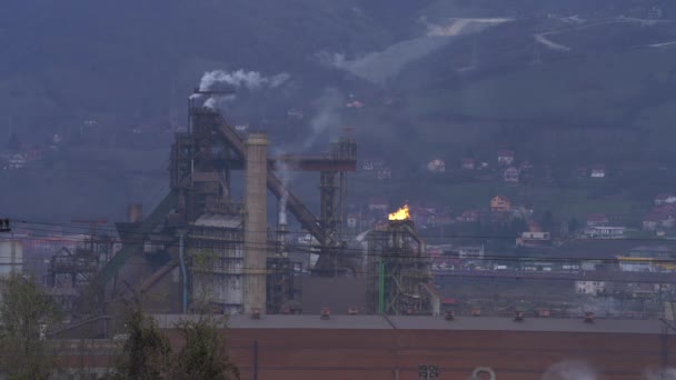 Pollution Industrielle Usine Grande Fumée Des Tuyaux Dans Atmosphère Près — Video