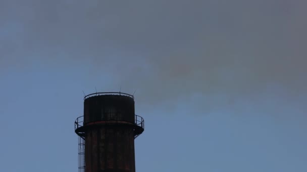 工業工場の汚染 大気中のパイプからの大規模な煙 近くの都市 汚れた空気 視界不良 ムッと — ストック動画