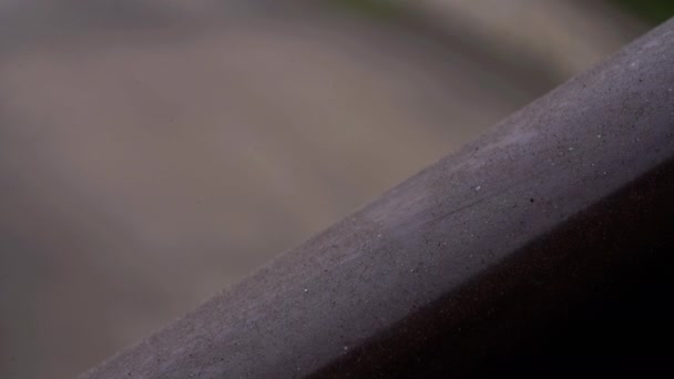 Człowiek Usunąć Ręcznie Pyłu Przemysłowego Metali Ciężkich Drewnianym Ogrodzeniu Gospodarstwa — Wideo stockowe
