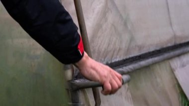 İnsan serayı ağır metal katmanlarından oluşan endüstriyel tozdan kurtarır.
